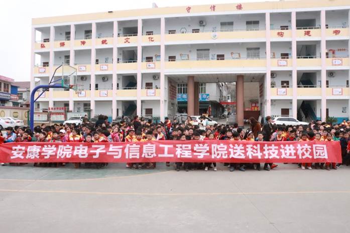 说明: F:\科技下乡\电信学院送科技进校园_五里小学\IMG_8431.JPG